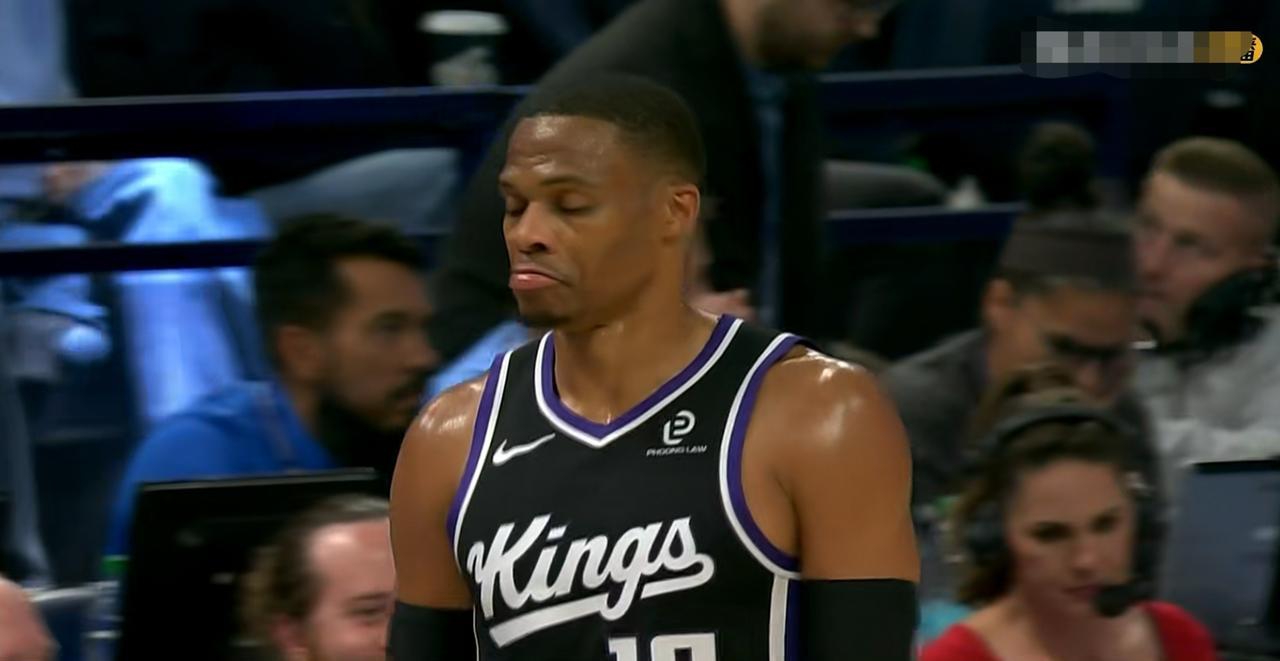 国王球星维斯布鲁克真是太憋屈了!在今天国王客场以101:107惜败于雷霆的比赛中