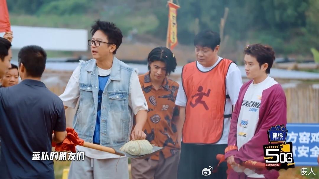 邓超喂完鹿晗喂观众邓超喂鹿晗爸爸喂儿子哈哈哈哈哈超爹这个称号真不是白叫的。窑鸡