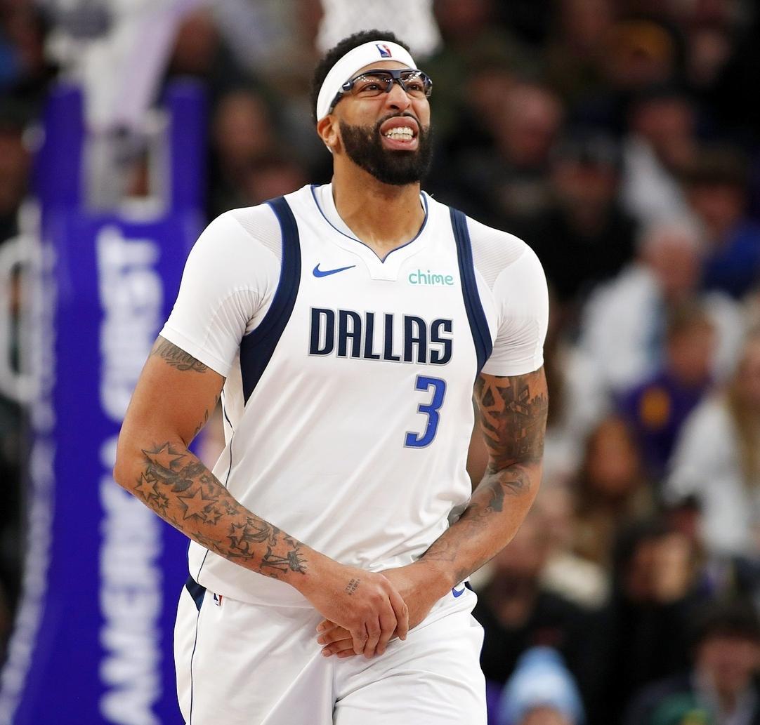 浓眉这么脆，独行侠还敢和他续约吗？在和爵士的比赛里面，浓眉和马尔卡宁轻轻一碰