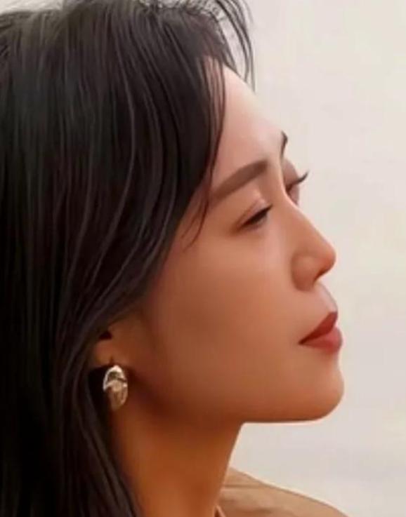 歌手云朵，那个曾经在万人体育场飙高音的女人，据说已经接不到任何商演了。没