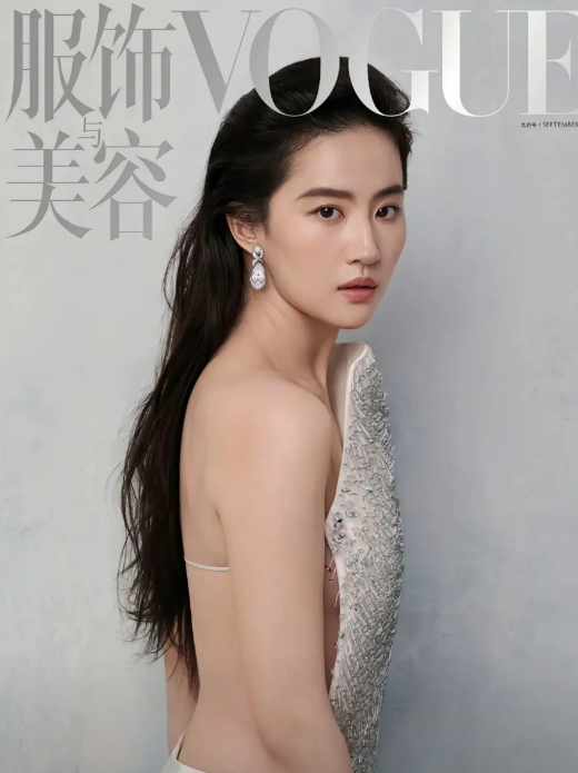 估计刘亦菲也后悔了没料到，自己拍了个vogue的封面，自己的礼服没火，品牌方