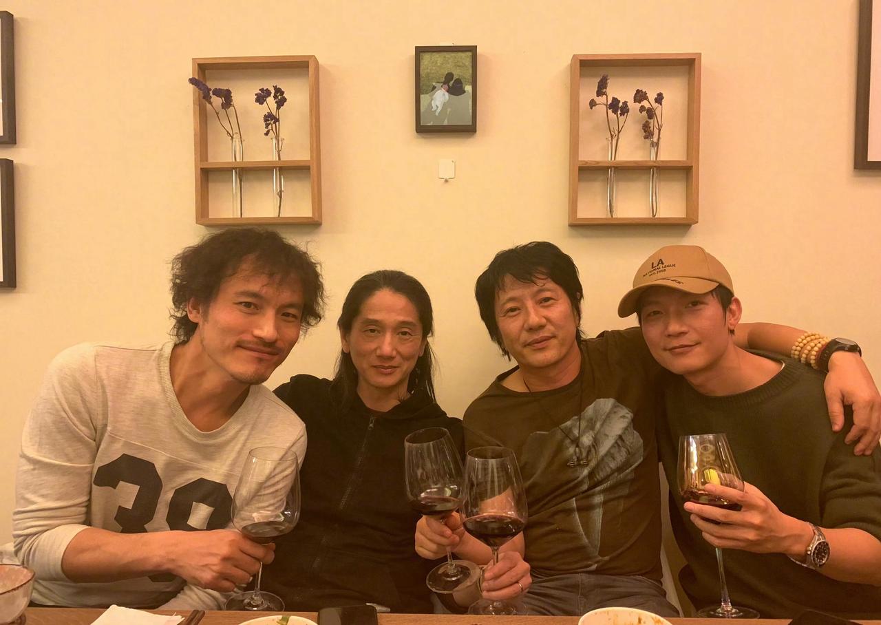 郑钧帮唱陈楚生摇滚千里走单骑！这真的是摇滚老炮。据说陈楚生的帮唱嘉宾郑钧行程