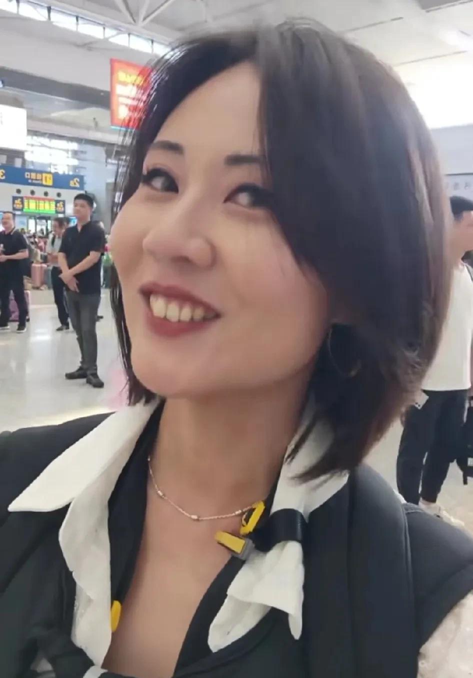 “馆长“提早结束“直播”，看来那个“闹事”黄衣人对他还是有影响的。本来馆长今天