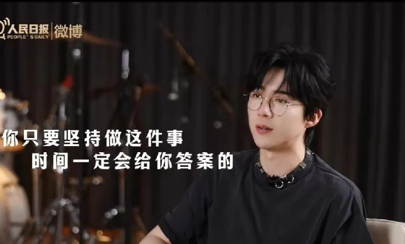 刘宇宁参加采访这段话简直说的太好了他说:“在年轻的时候，要敢做梦，即使这个目