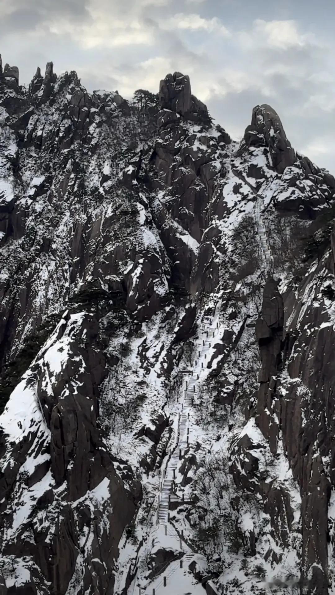 黄山天都峰的雪景确实壮观得很。尽管现在天都峰不能去游览，但可以远观天都。那山