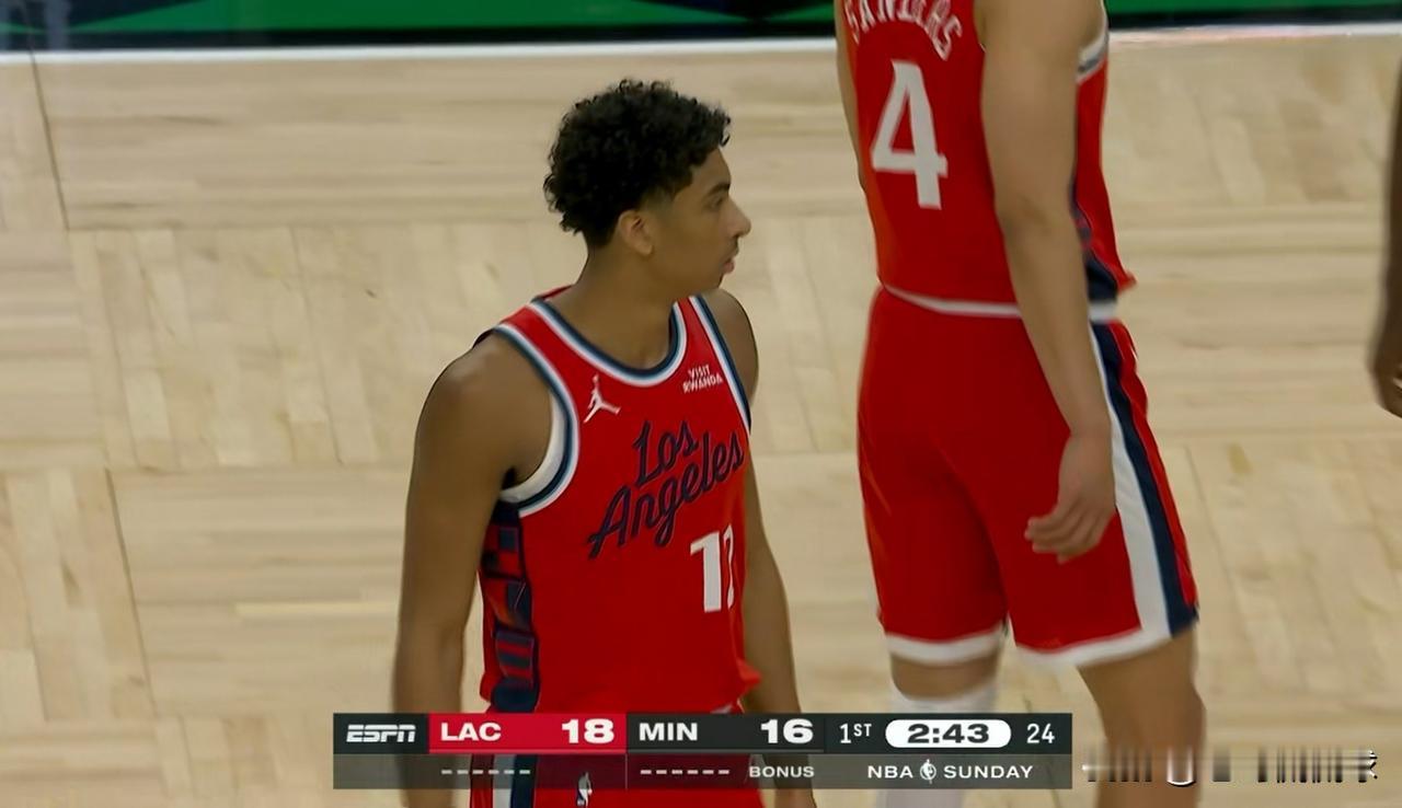 快船小将克里斯蒂真是球队的拖油瓶！虽然今天快船在客场以115：96大胜森林狼，但