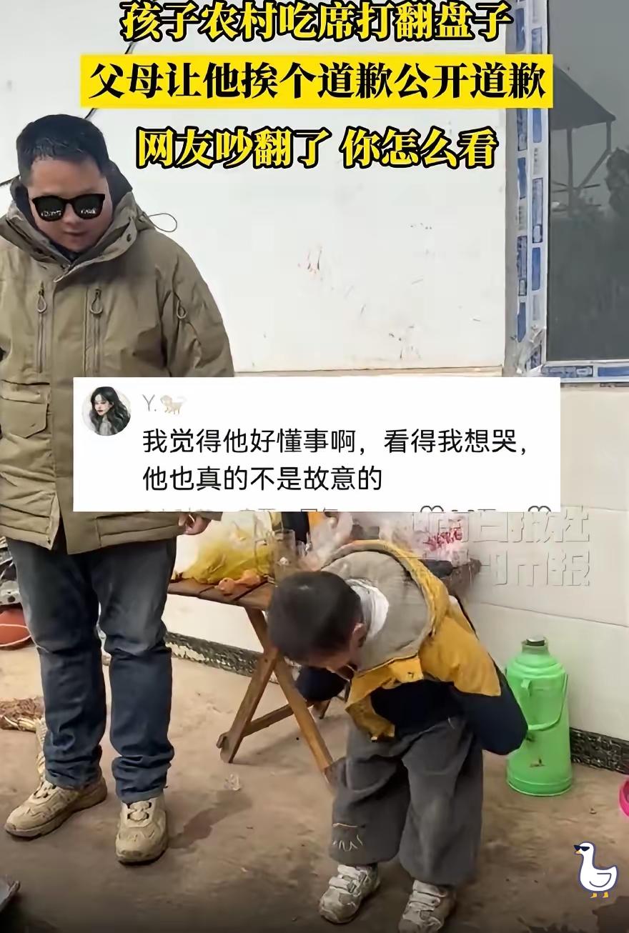 吵翻了！近日，四川雅安，一对夫妻带着儿子去农村吃席，席间孩子好奇想闻菜的味道，没