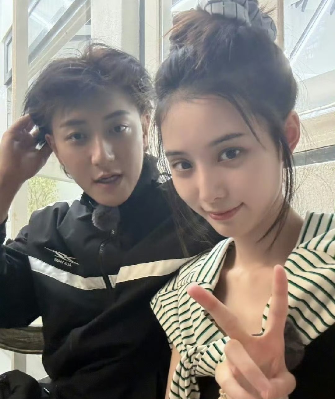 这女主持不是暗恋黄子韬就是妒忌徐艺洋，必须是其中一个，按黄子韬这粘人程度怎么可能