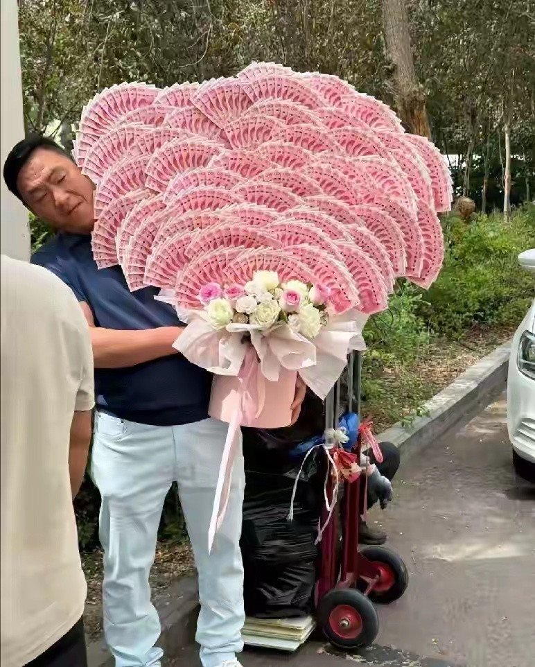 一位家长在校门口准备迎接高考完的孩子，这得是多少钱啊！太暖心了
