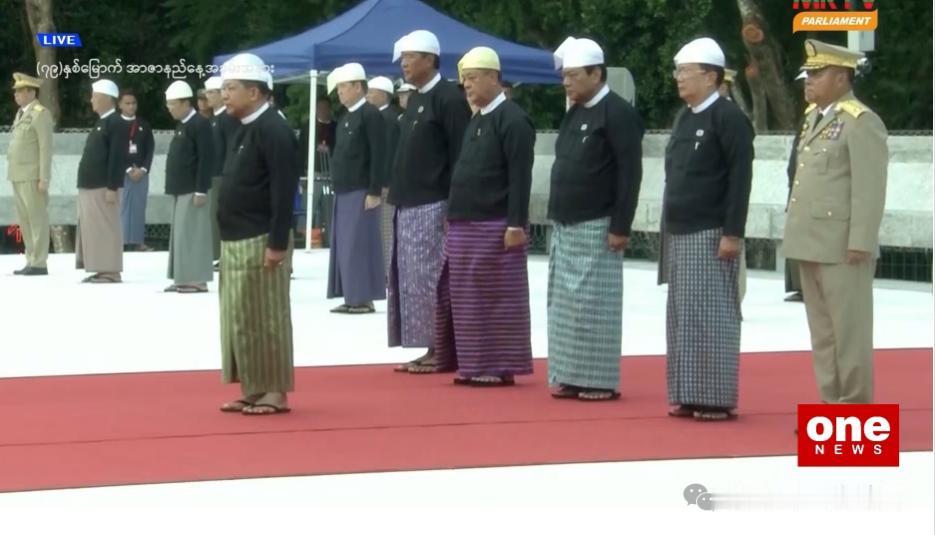 缅甸敏总统祭奠缅甸国父昂山将军！昂山将军的长子昂山乌，为父亲献上了花圈，但是