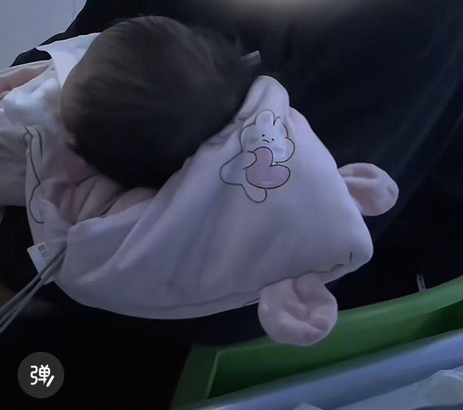 奶奶用白酒给1个月大的孙子冲奶喝，而且还连酒带奶让孩子喝了120毫升！说真的，