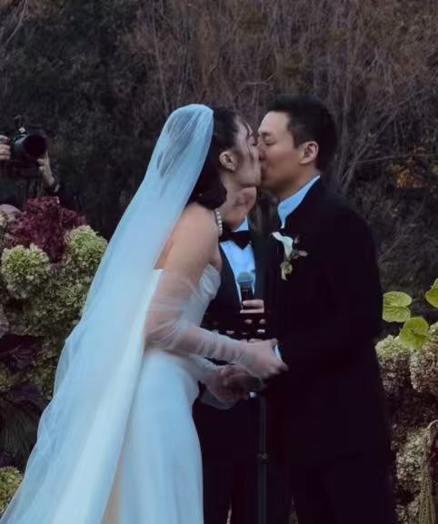 霍震霆小儿子霍启仁在丽江补办雪山婚礼，现场浪漫隆重。新娘Namfon是泰国豪门千