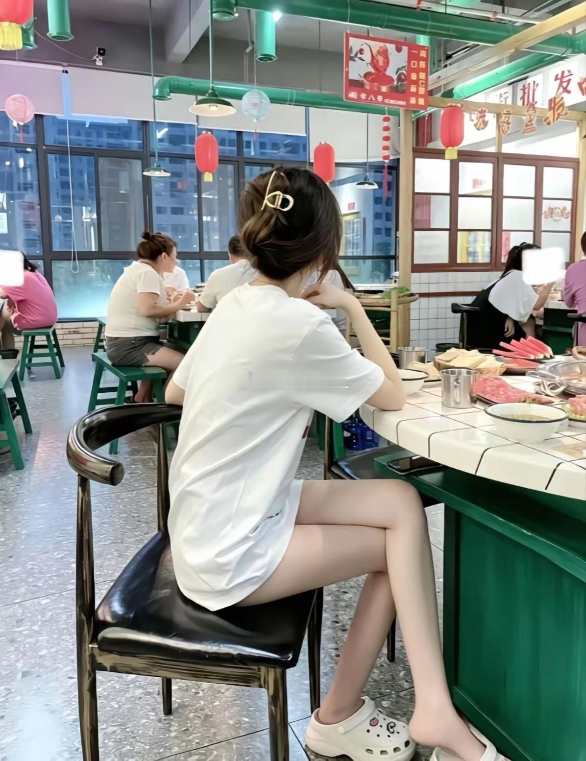 一男一女相亲，吃饭时女的问：“你怎么来的？”男的：“共享单车，你呢？”女的：“公