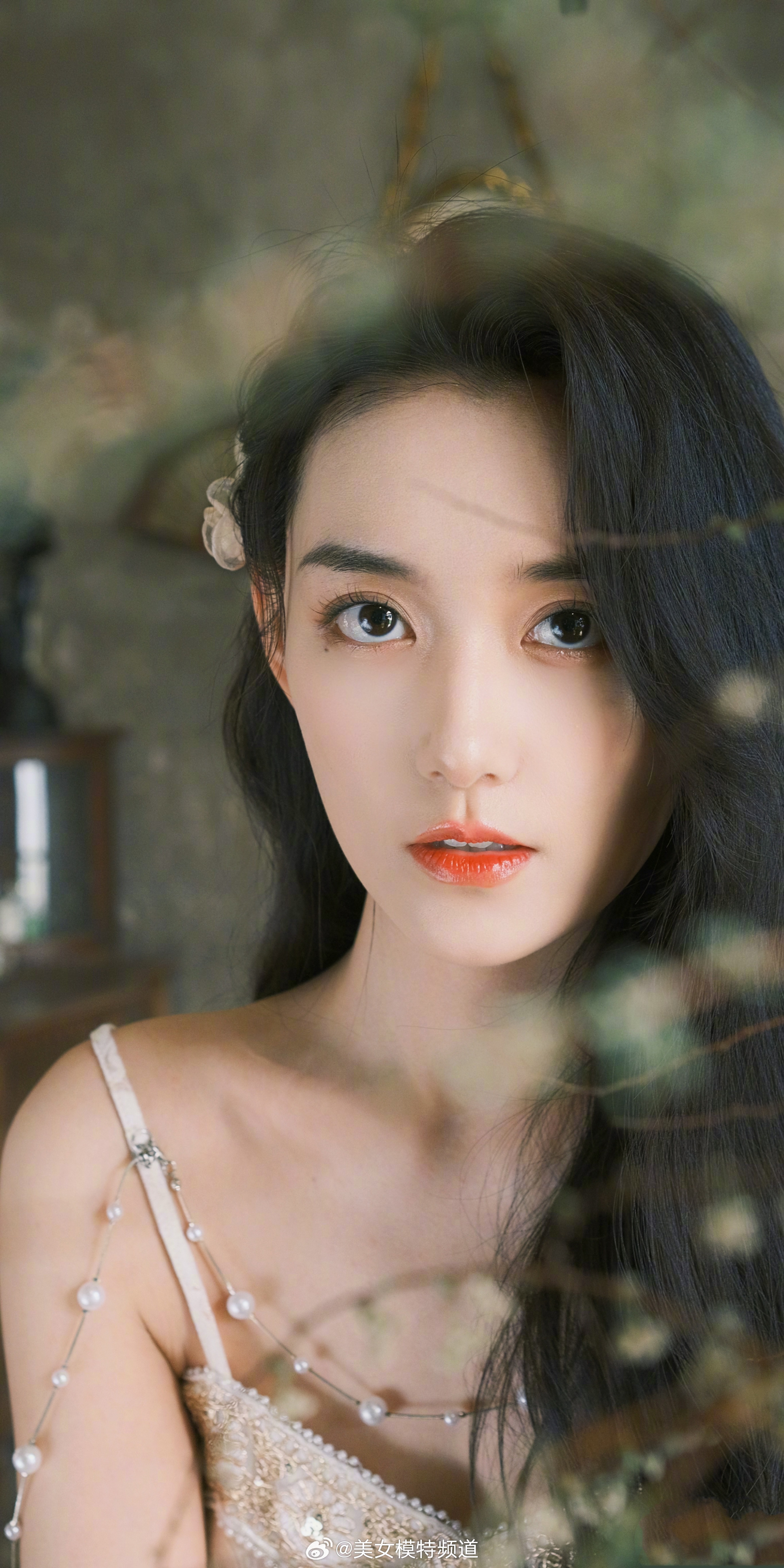 蒋依依吊带抹胸夏日写真