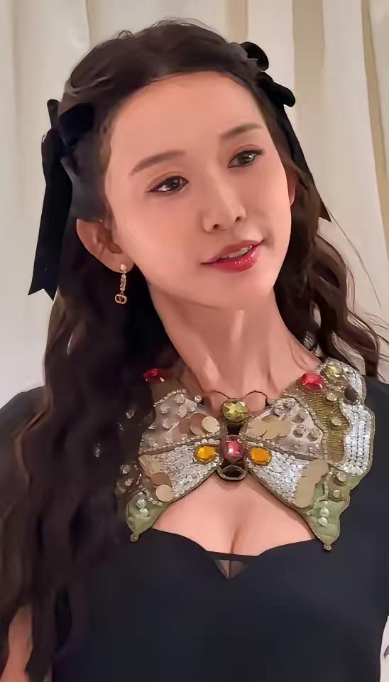 今晚估计又得有很多男人要睡不着了不是因为别的而是因为当年他们心目中的宅男女神