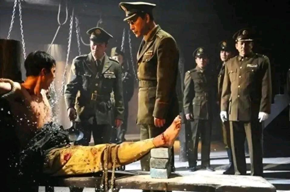 1947年，地下党洪任明在火车站旁看到了战友，对方却无视了他，将视线移向别处，突