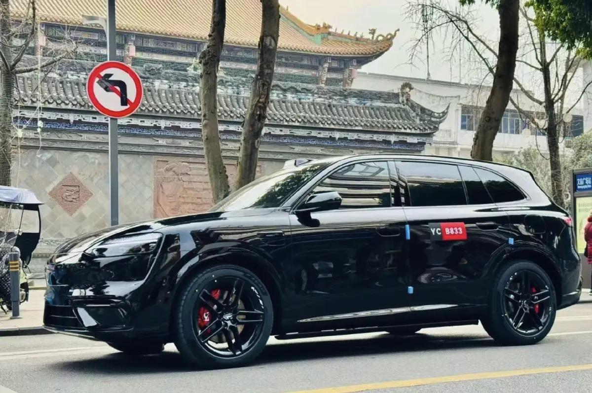 盼星星盼月亮，问界M6黑车终于来了，红卡钳，大五辐轮圈，年轻还得这个味道，后面跟