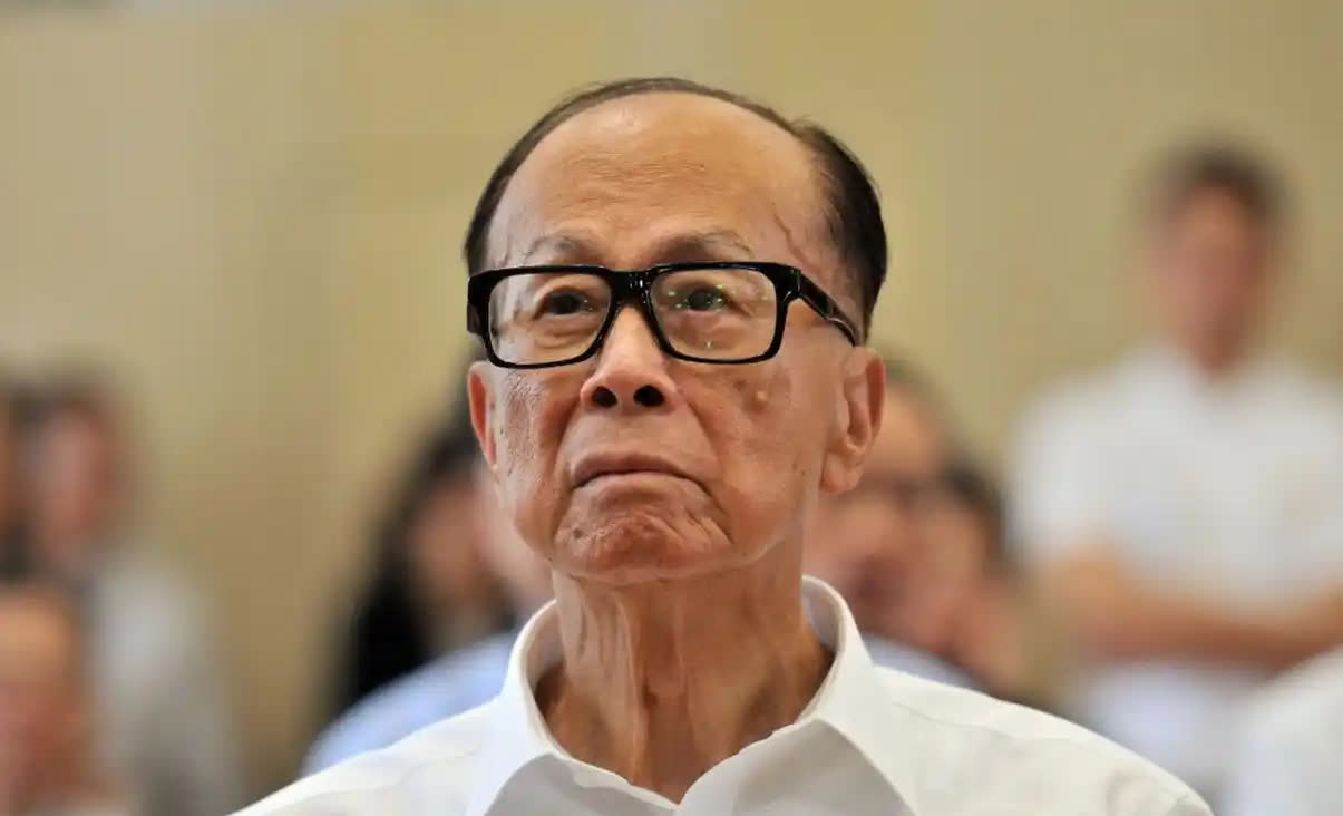 港口交易的贝莱德财团今天发了个新公告。今天原本是李嘉诚卖港口交易的签字日，但在他