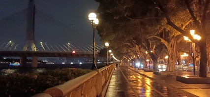 两个身穿警察制服的人登记了我的身份信息，我问街道办却查无此事，事后越想越不对，马
