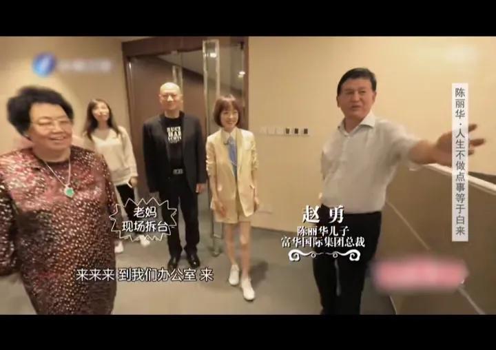 他爸攥着衣角说“我没帮上你”，儿子一把搂住他：“你和妈，在我心里一样重。”这