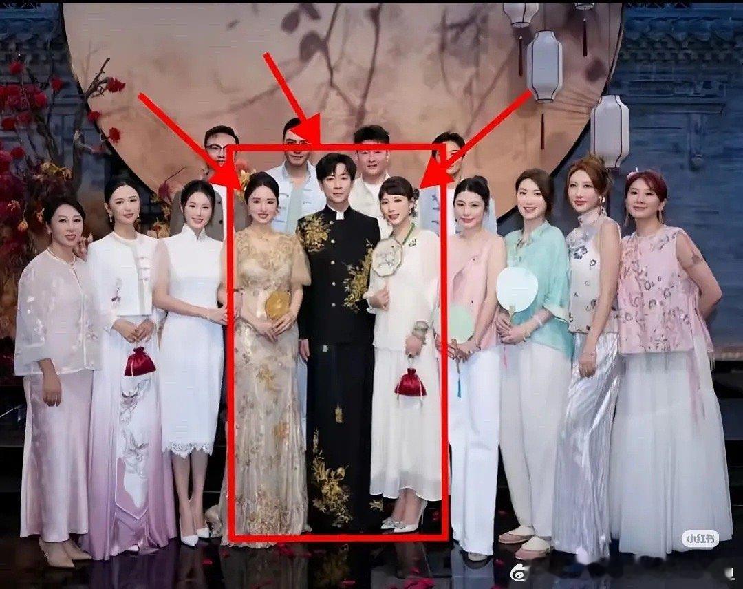 张维伊爬离现场张维伊这婚礼站位很有意思啊！一眼看过去，不知道到底是跟谁结婚哪？