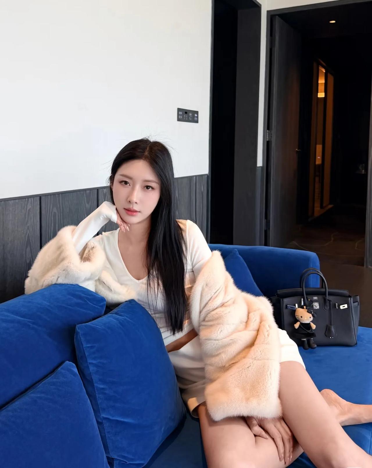 慵懒午后，毛绒绒的靠垫和包包相伴，享受宁静时光。