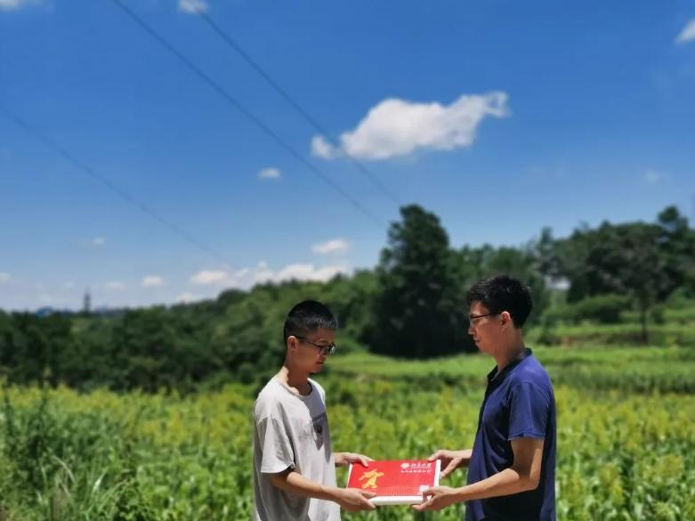 四川一男孩今年考上了浙大，可亲爸和后妈却一分钱都不愿意出。后妈直接说家里没钱供，