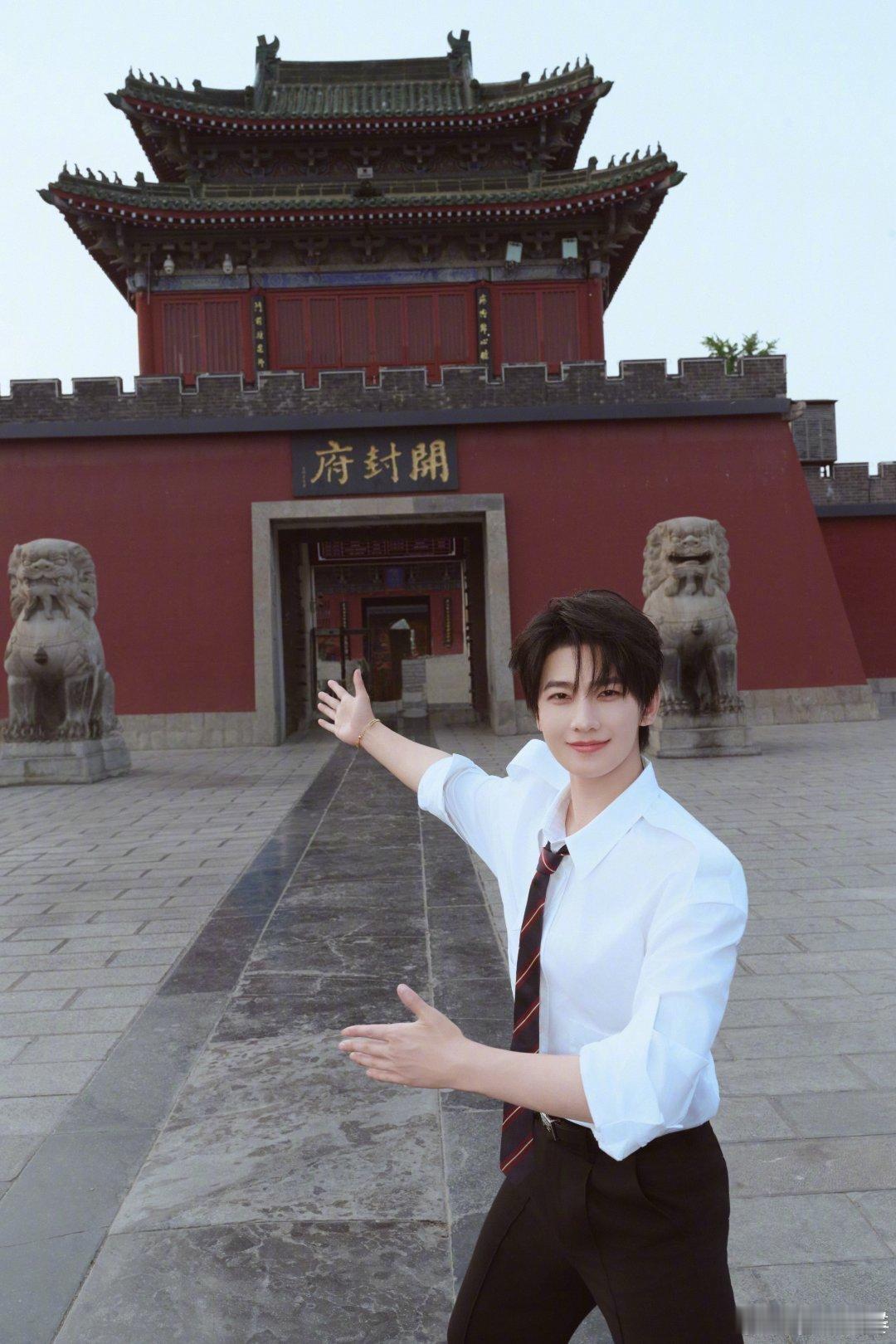 杨洋520工位打卡，少年感和帅气值双在线！杨洋
