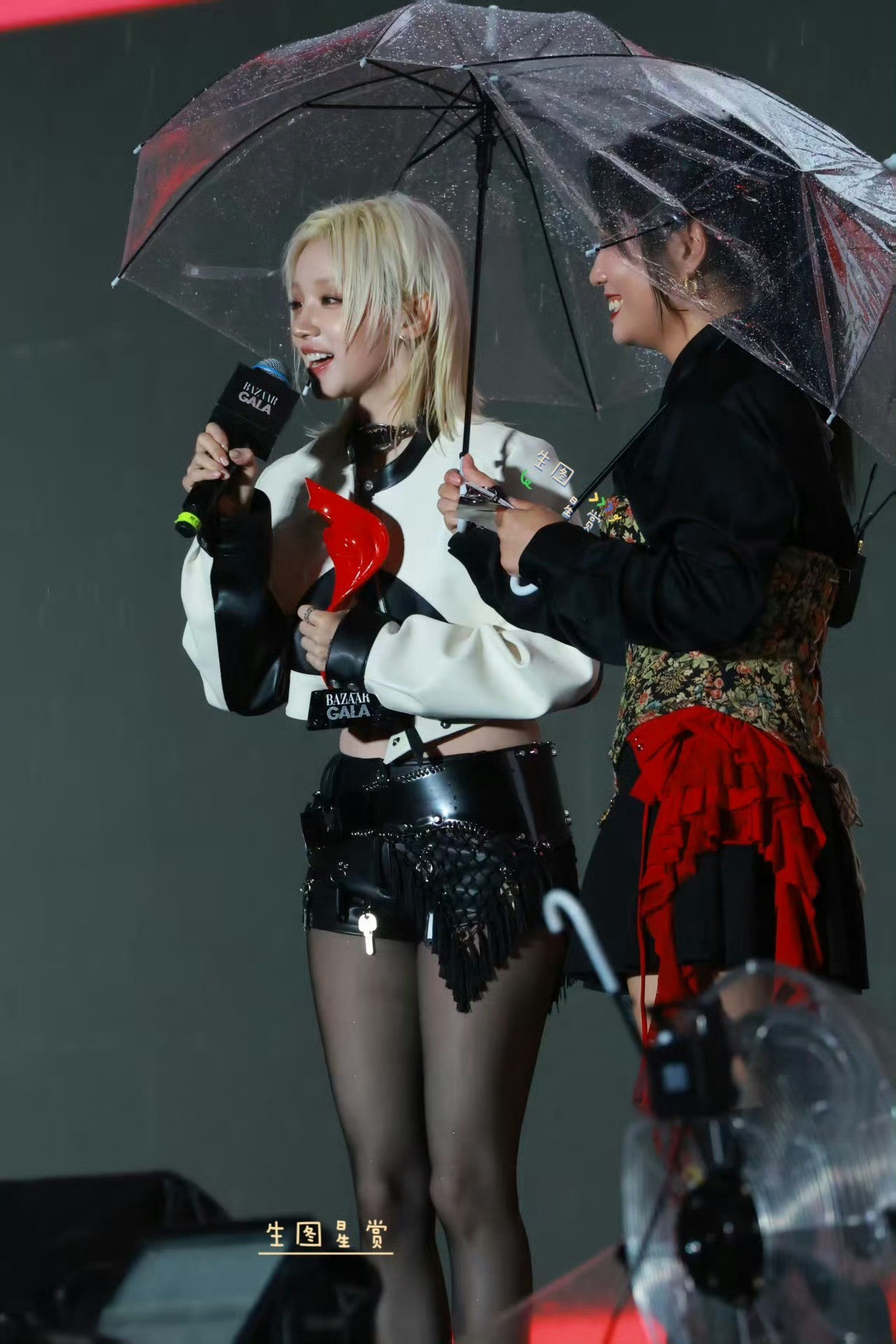 宋雨琦🖤芭莎之夜颁奖生图，黑丝辣琦琦​​​