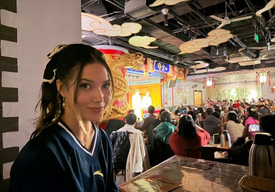 谷爱凌回北京直奔德云社，没想到她还喜欢听相声。谷爱凌分享现身北京德云社小剧