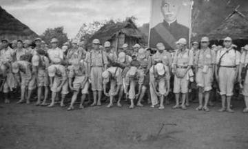 1962年，胡适突发心脏病，倒地身亡后，留下的一张老照片，镜头中的他穿着长袍，非