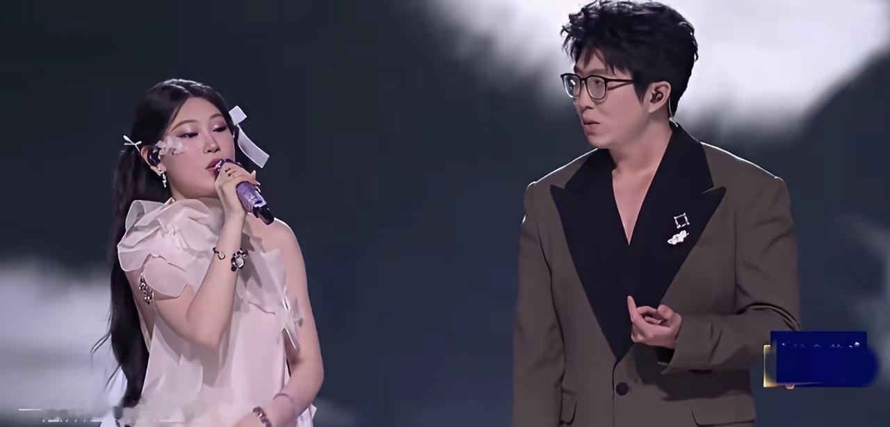 毛不易的手势绝对是在表达当时他是该多么无奈！开始用引导的手势，是想把沈佳润拉回正