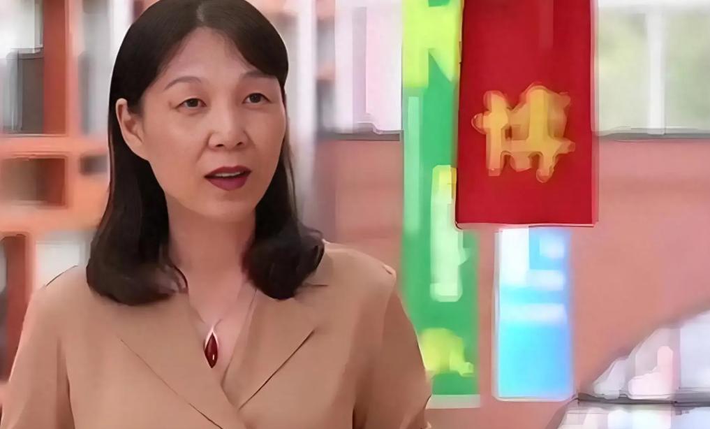 杜建英图什么？三十多年一声不吭今年突然上台唱戏了。有人说她是为了争口气