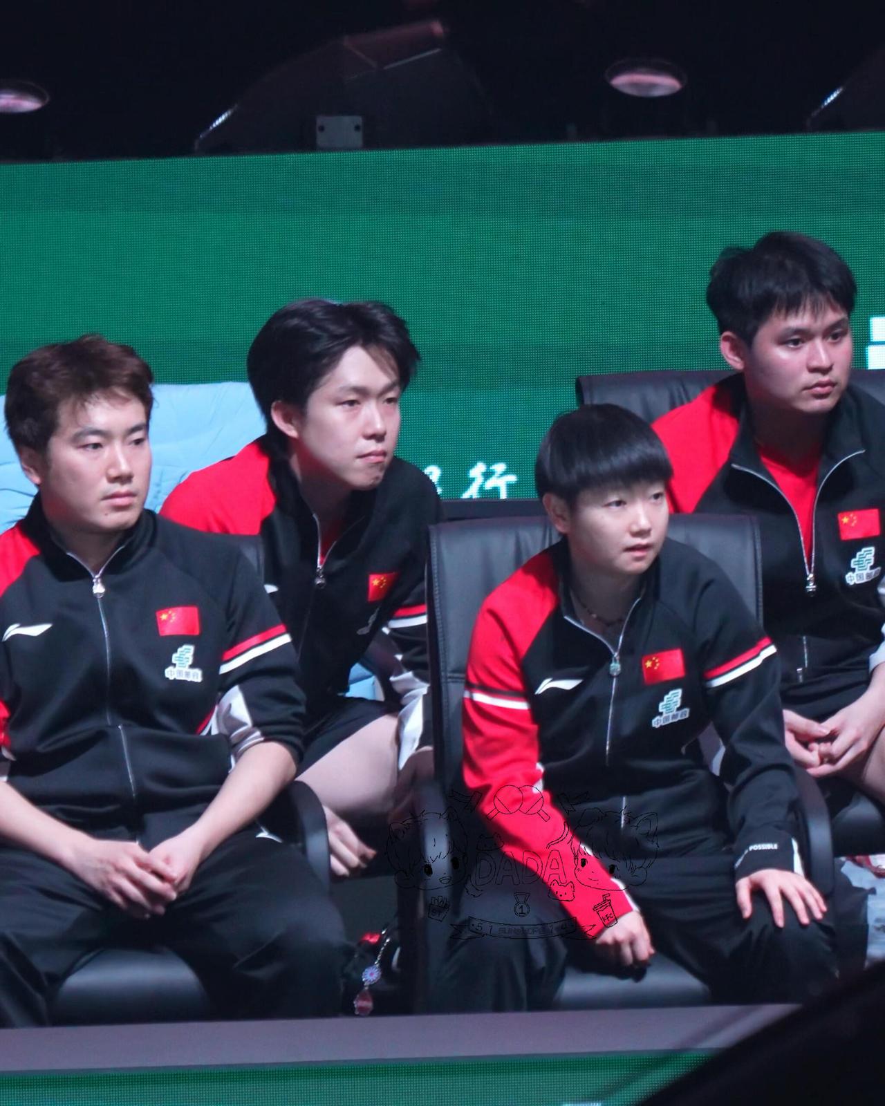 下班下班，开开心心下班了，莎莎早就按耐不住鼓掌，看着自己的队友赢了！真诚的祝贺