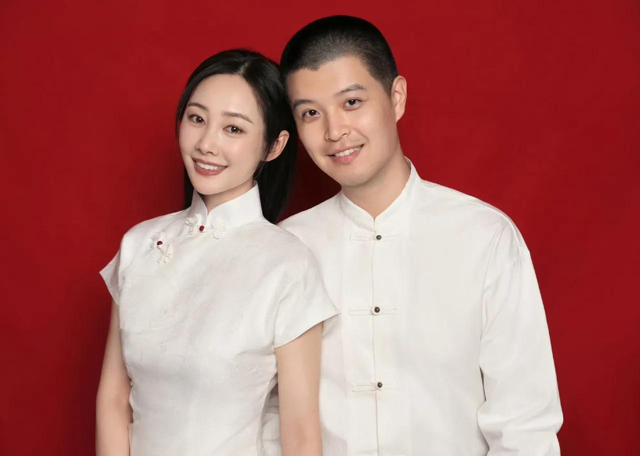 10月2日，李纯马頔官宣领证结婚！很早他俩就爆出来恋爱了吧！之前综艺里马頔还