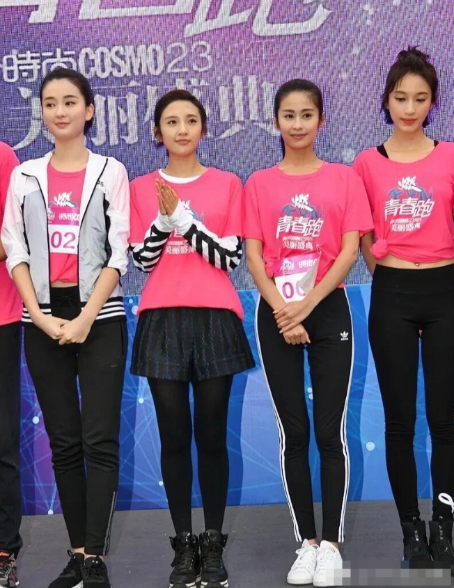 这样一看还是左边的乔欣最漂亮，和其他女演员一对比，才发现她的美丽超乎想象。大方的