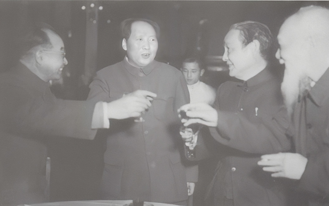 1950年，传奇大将和伟大领袖罕见同框。旁边是程潜和张澜。