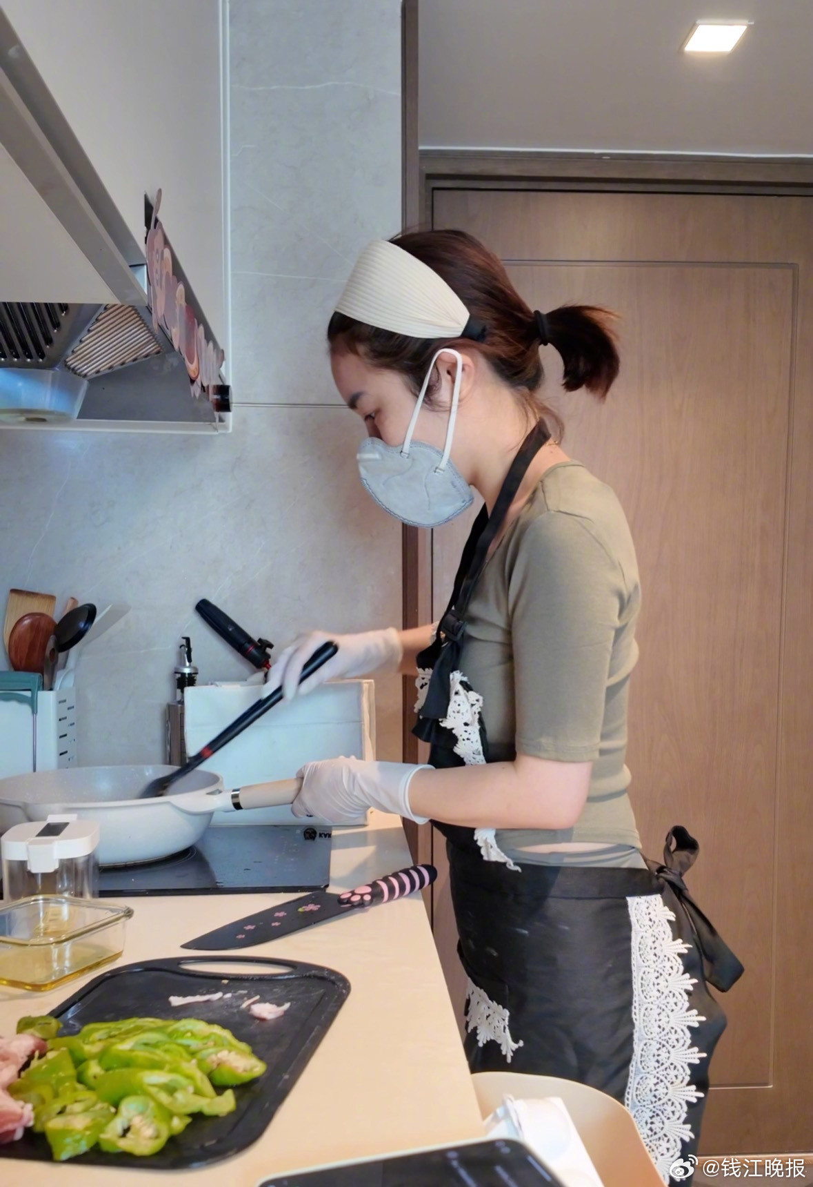 【#女子称穿瑜伽服上门做饭不是为流量#：健身服是日常穿搭】#女子回应私厨一天6家