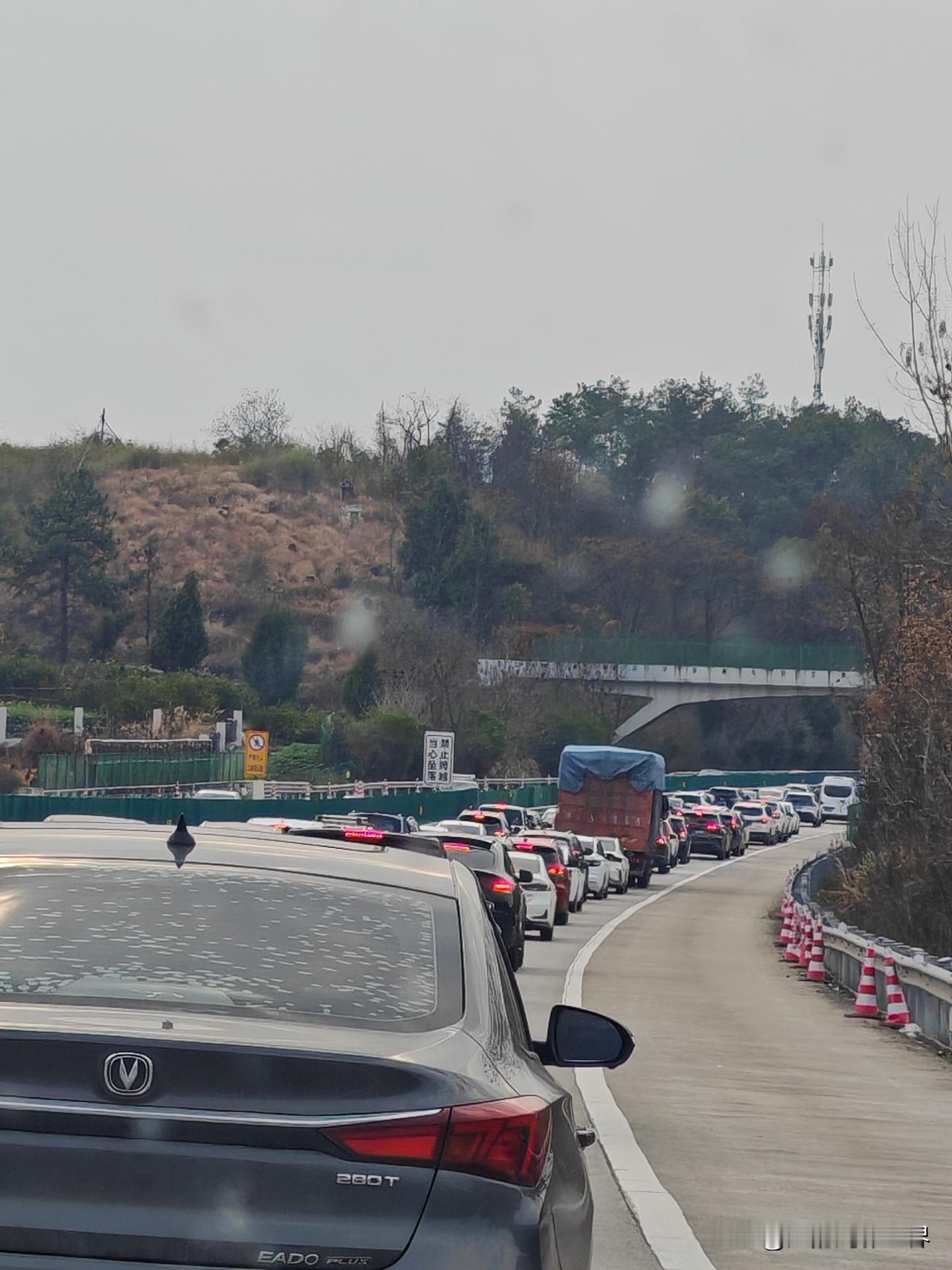 大年初六，我们一家从福建泉州自驾回重庆，路过湖南隆回时，就感受到高速上浓浓的返程