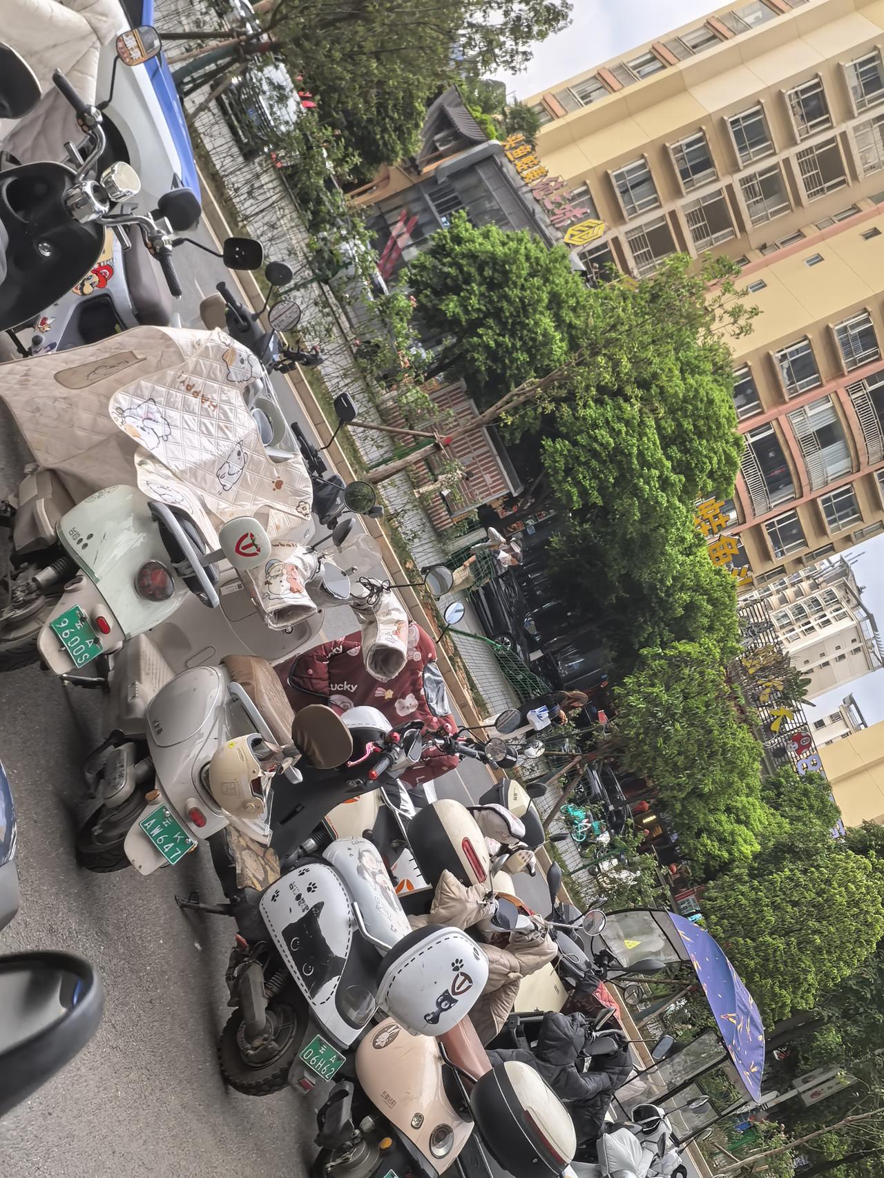 昆明五华区小康大道与红园路5分钟左右，十多二十个当地市民横穿马路，隔离栏破坏了，