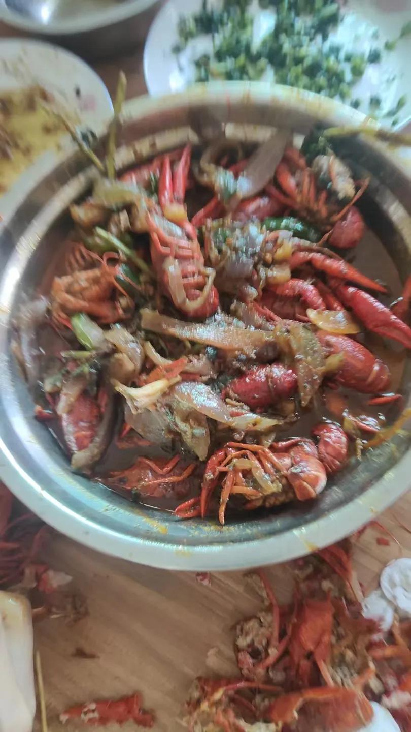 不好意思啊，说句可能会得罪养殖小龙虾🦞老板的话，从前年和外甥们聚餐吃过一次小龙