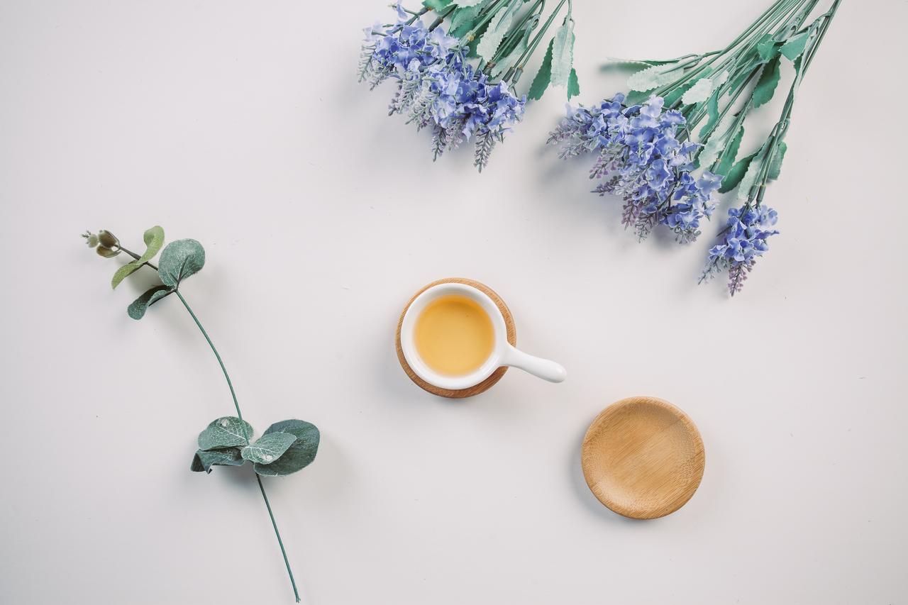 为什么很多人每天活得不幸福不快乐？因为他是用欲望在活着，不是用心在活着。我一