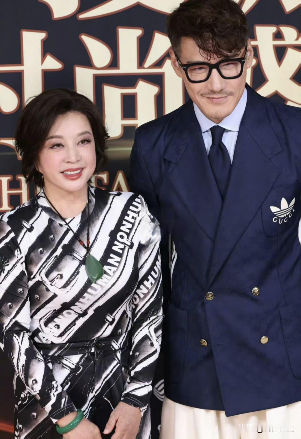 75岁的刘晓庆应该很喜欢和年轻人合作的，昨天他与54岁的胡兵一起出席活动。两