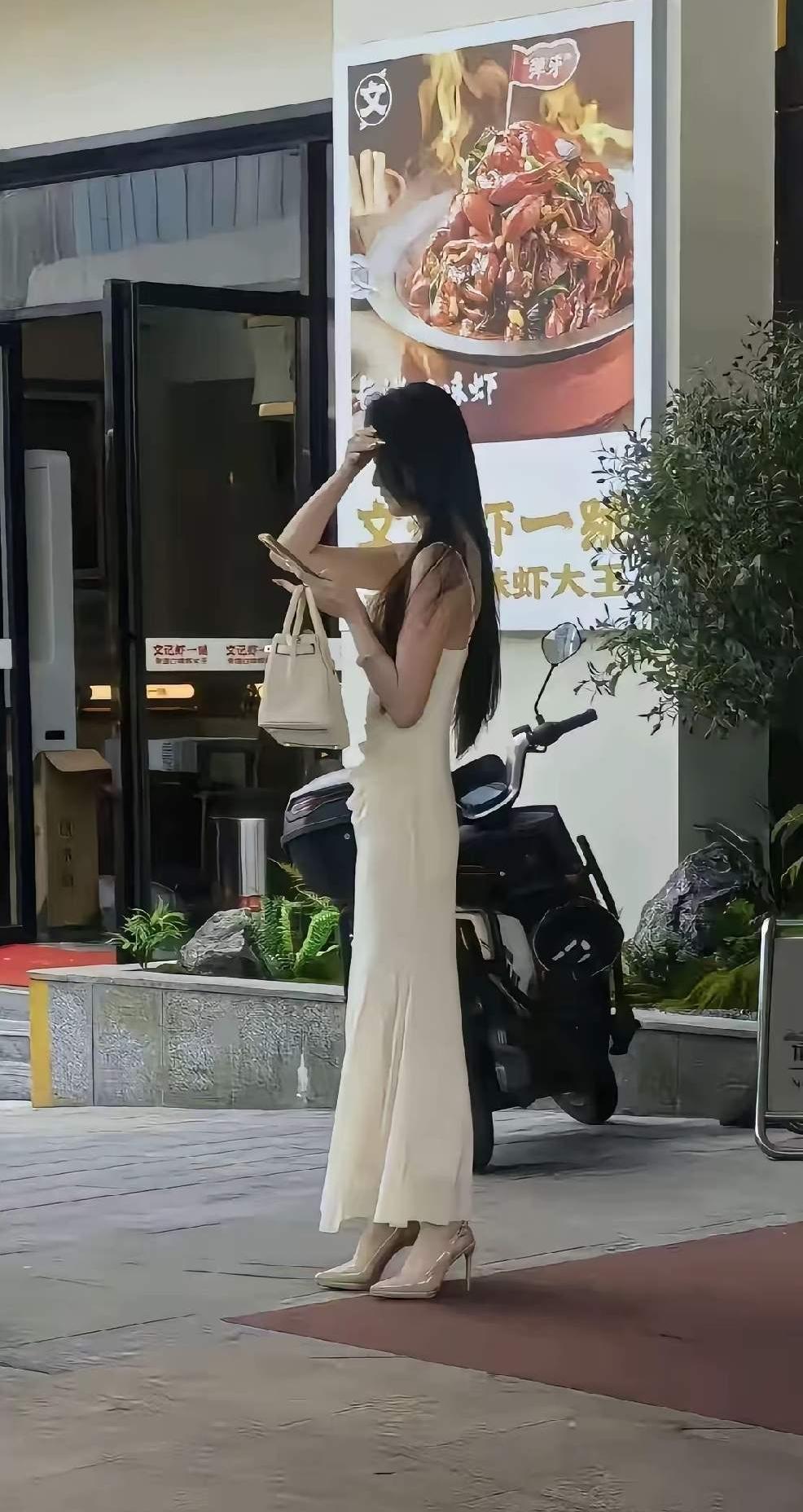 突然有种可怜湘e小三姐的感觉，是她身材高挑面容姣好的原因让人怜香惜玉？肯定不是，