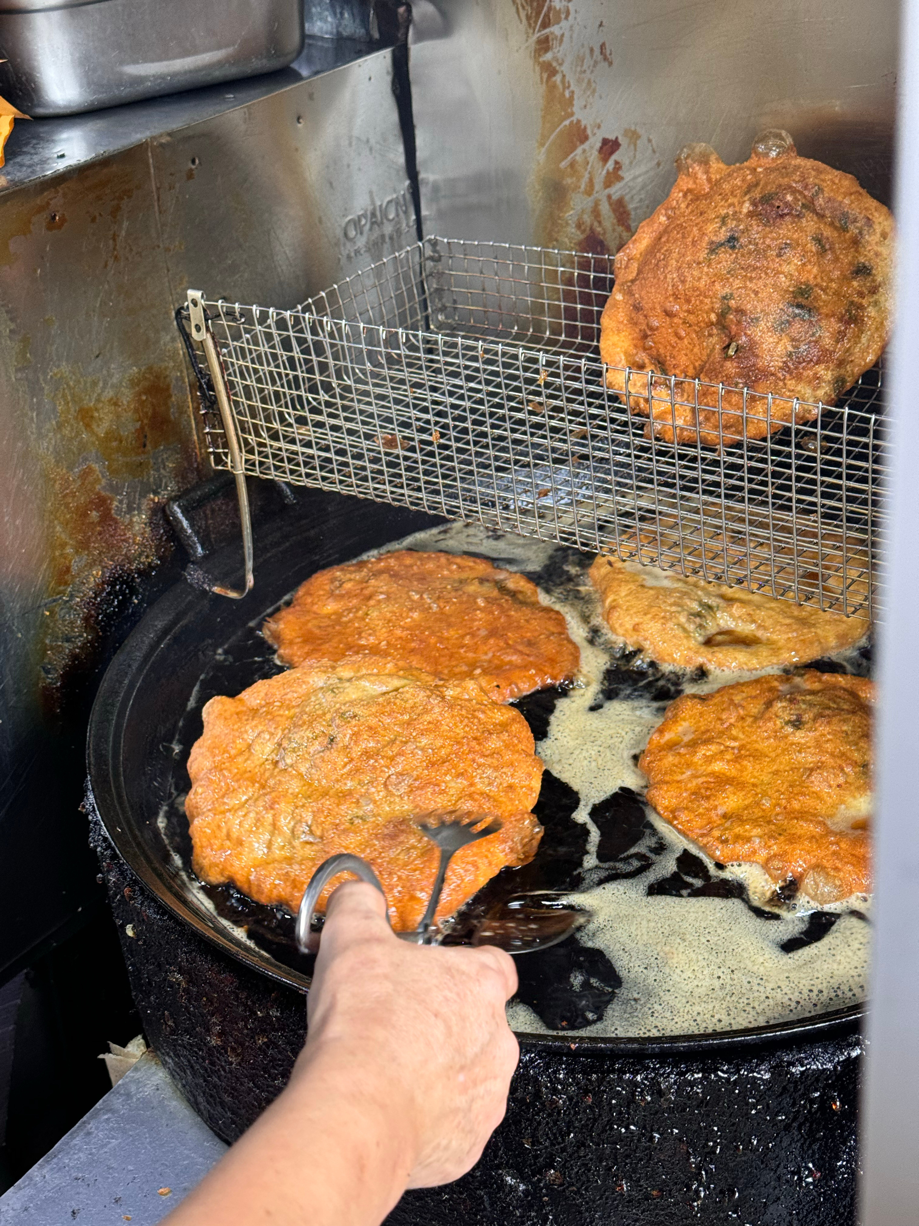万寿宫小吃街的煎饼，前面有个人买了十个！！！我买了一个韭菜肉饼，有点辣，但是非常