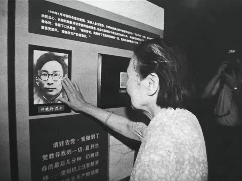 1999年，一位82岁的老奶奶来到重庆白公馆，她走到一张男子的照片下，突然，停下