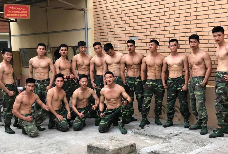 展示肌肉的越军士兵
