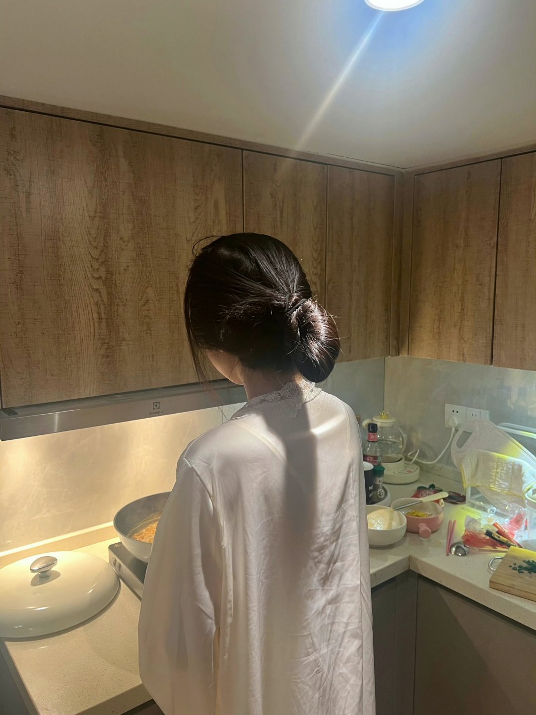 小家伙们起了猫癣，我正给它们涂药边上药边哄着：就算生病了，我也喜欢你们，要健健康康、开开心心地长大突