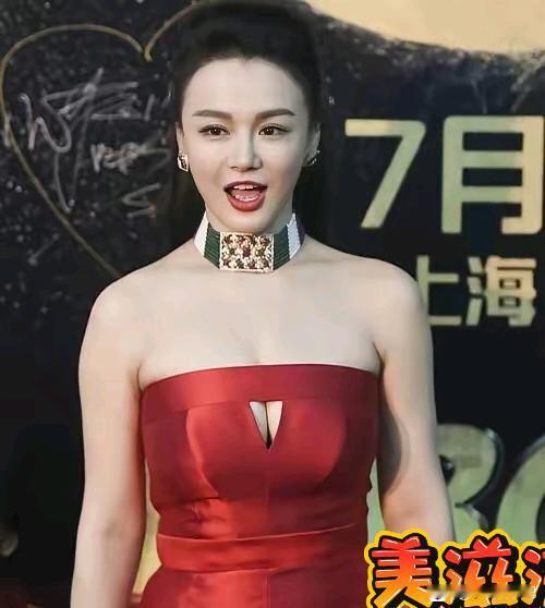 我发现冉莹颖有个很难改掉的问题：穿衣从来不看场合不论是赛事现场、公开活动还是日常