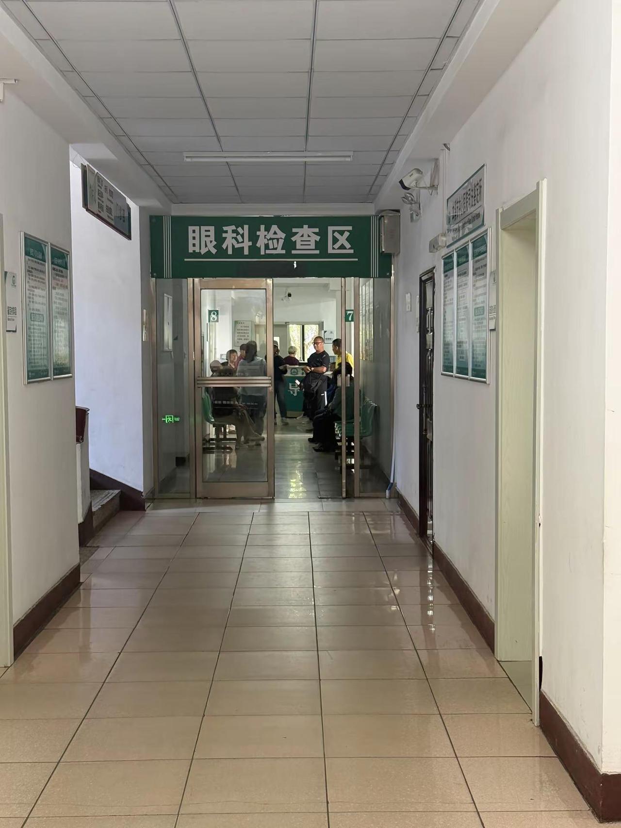 陪夫人做白内障手术的一些感慨人上了年纪，身体难免出点小毛病，白内障就像长白头发